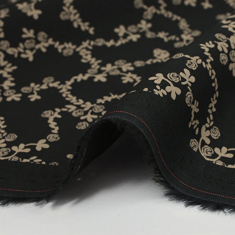 Viscose imprimée chaîne de fleurs fond noir