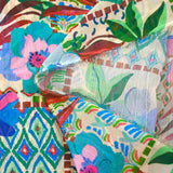 Mousseline crinkle imprimée jardin en fleurs turquoise et ciel fond écru