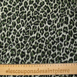 Mousseline imprimée plumetis velours léopard vert fond blanc