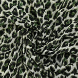 Mousseline imprimée plumetis velours léopard vert fond blanc
