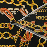 Crepe Georgette estampado con rayas de cadena sobre fondo negro