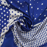 Mousseline crinkle satinée imprimée pois graphique blanc et bleu roi
