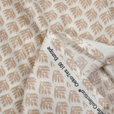 Popeline enduite imprimée végétal beige fond blanc cassé