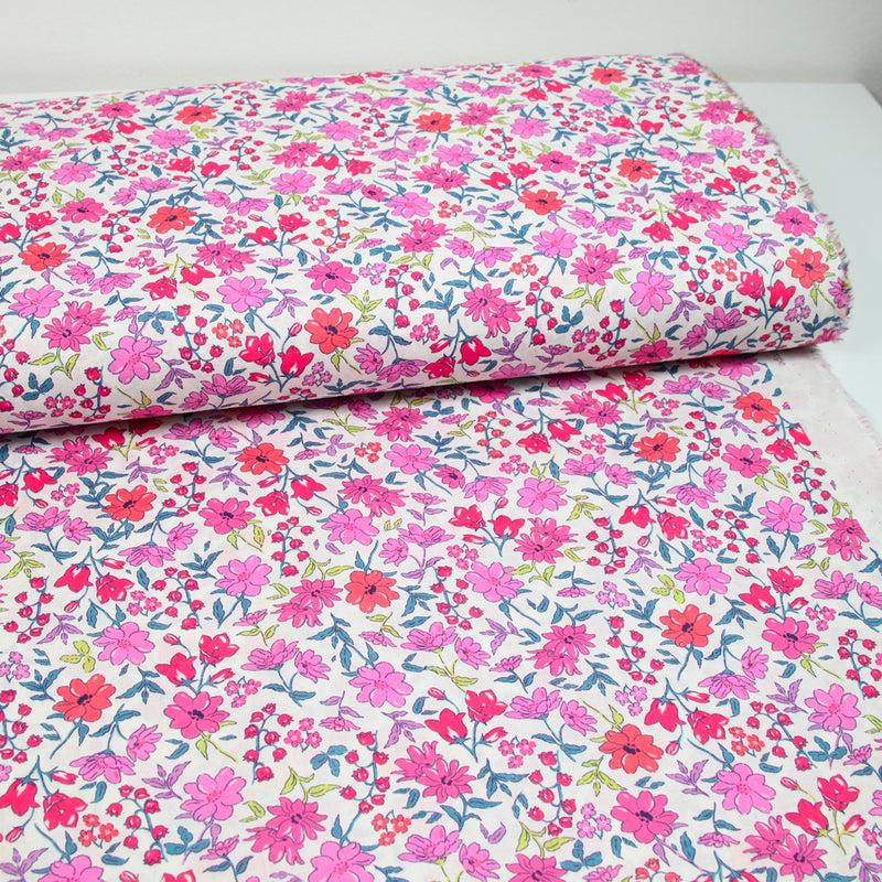 Coton imprimé Vittoria fleurs rose vintage fond blanc cassé au mètre