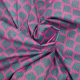 Popeline enduite imprimée végétal turquoise fond rose