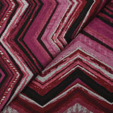 Maille Milano polyviscose chevron fantaisie magenta fond noir