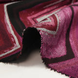 Maille Milano polyviscose chevron fantaisie magenta fond noir