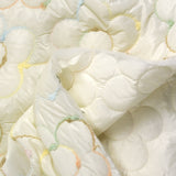 Matelassé brodé fleurs multicolores fond écru