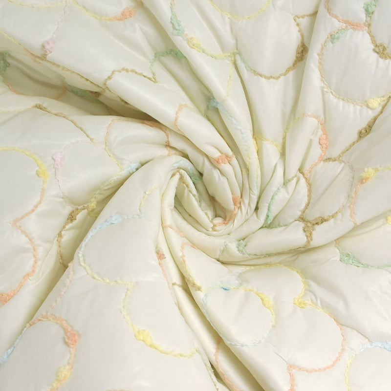 Matelassé brodé fleurs multicolores fond écru