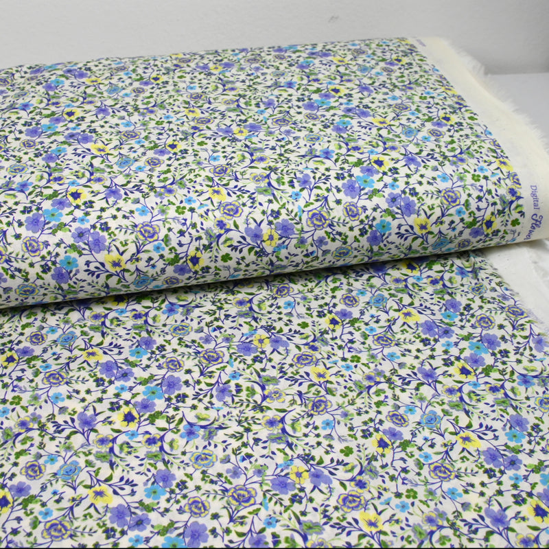 Coton imprimé Giorgia fleurs violet et bleu fond écru au mètre