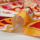 Crêpe satin de viscose cachemire ensoleillé fond jaune beurre
