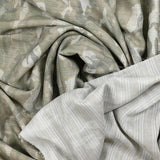 Camuflaje de plata con rayas con estampado de viscosa fina y rayas doradas