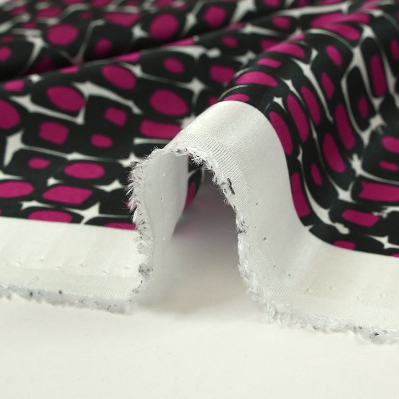 Satin de soie imprimé rétro pop magenta fond blanc