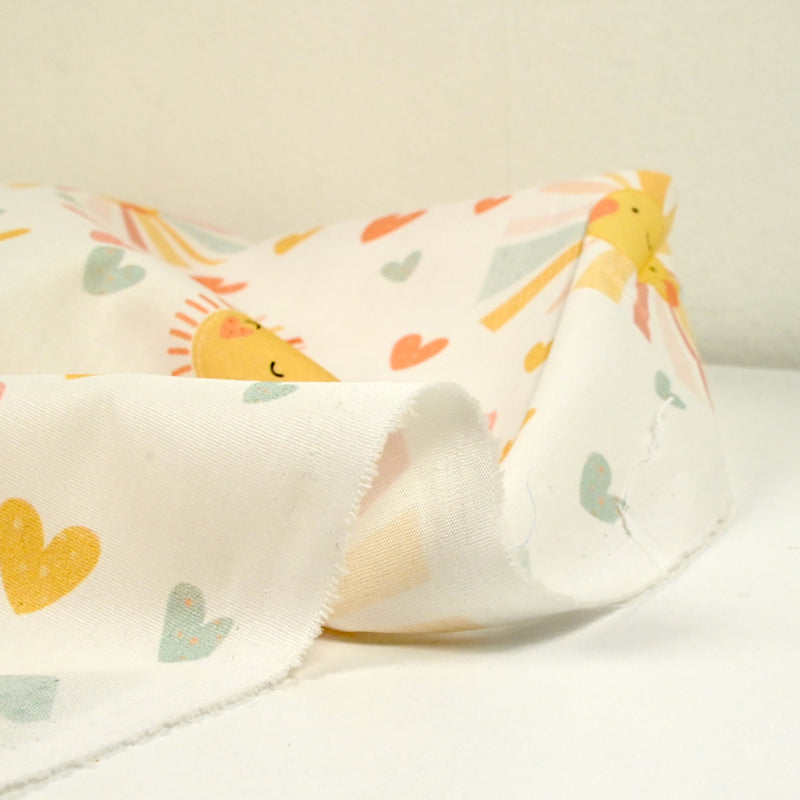 Coton imprimé soleil fond blanc cassé