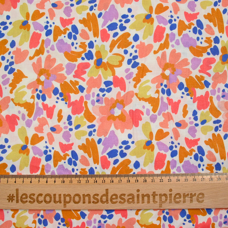 Coton imprimé Martina fleurs fantaisie pêche et camel au mètre