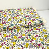 Coton imprimé Vittoria fleurs gris et miel vintage fond écru au mètre