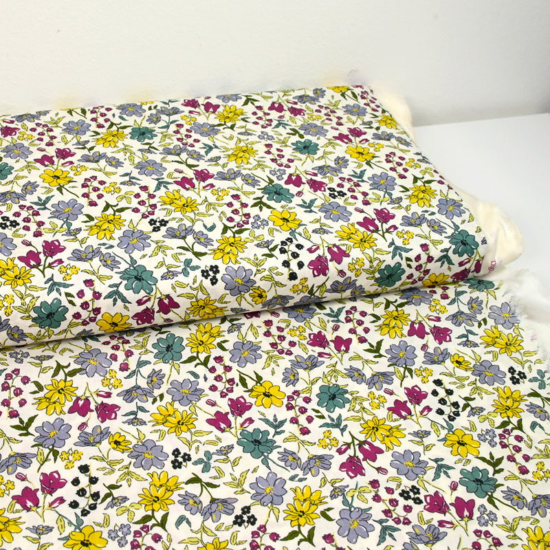 Coton imprimé Vittoria fleurs gris et miel vintage fond écru au mètre