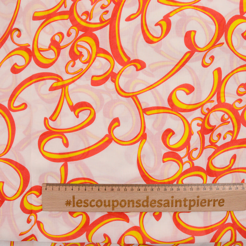 Voile de coton imprimé arabesque orange fond blanc cassé