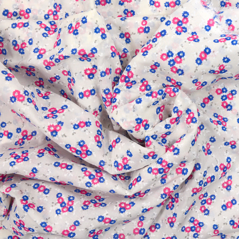 Voile de coton imprimé fleurs bleu et rose fond blanc