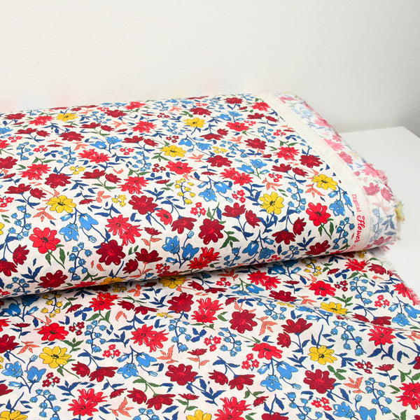 Coton imprimé Vittoria fleurs rouge et jaune vintage fond blanc cassé au mètre