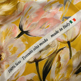 Satin de soie imprimé tulipes sauvages fond moutarde