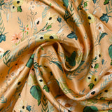 Satin de soie imprimé cascade de fleurs fond beige sable