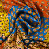 Satén de seda estampado paisley patchwork naranja, mostaza y azul