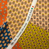 Satén de seda estampado paisley patchwork naranja, mostaza y azul