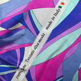 Raso de seda estampado danza evasiva magenta, azul y violeta