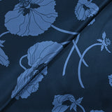 Satén de seda con estampado de amapolas azul pizarra, fondo marino