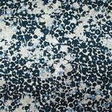 Satin de soie imprimé fleurs à l'encre fond gris perle