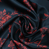 Satin de soie imprimé roses rouges fond bleu nuit