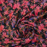 Satin polyester fin imprimé fleurs rose fond noir
