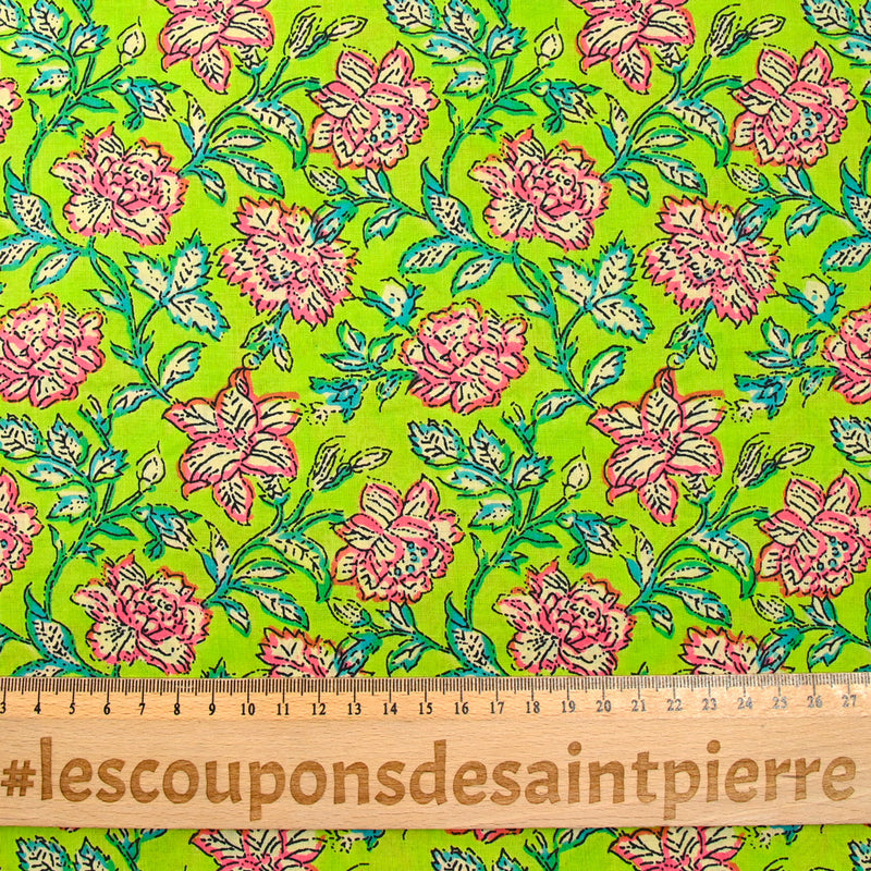Fondo verde de flores rosa de calcuta de algodón indio