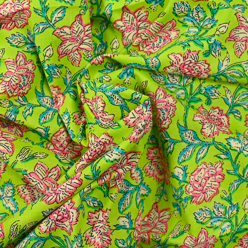 Fondo verde de flores rosa de calcuta de algodón indio