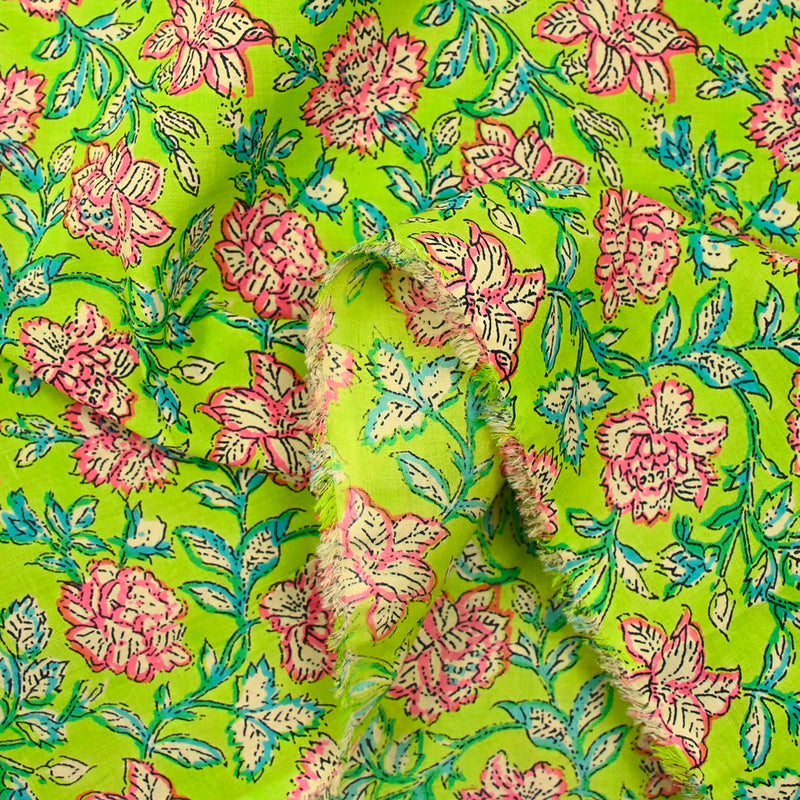 Fondo verde de flores rosa de calcuta de algodón indio