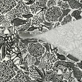 Jersey de coton imprimé jungle dangereuse fond blanc