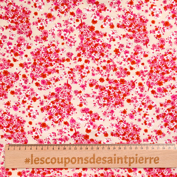Viscose imprimée ballade florale rose et rouge fond beige clair