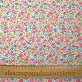 Piqué de coton imprimé les fleurs de Sarah bleu et fraise fond blanc