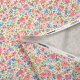 Piqué de coton imprimé les fleurs de Sarah bleu et fraise fond blanc