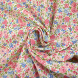 Piqué de coton imprimé les fleurs de Sarah bleu et fraise fond blanc