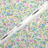 Piqué de coton imprimé les fleurs de Sarah bleu et violet fond blanc