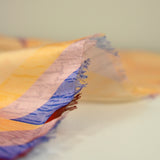 Satin polyester imprimé triangle fond doré