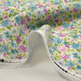 Piqué de coton imprimé les fleurs de Sarah bleu et violet fond blanc