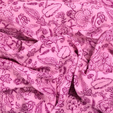 Esquema viscoso impreso de flores de fondo rosa
