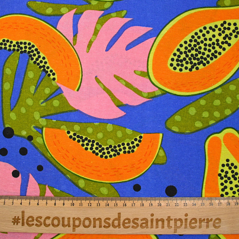 Polycoton imprimé papaye et monstera rose fond bleu