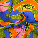 Polycoton imprimé papaye et monstera rose fond bleu