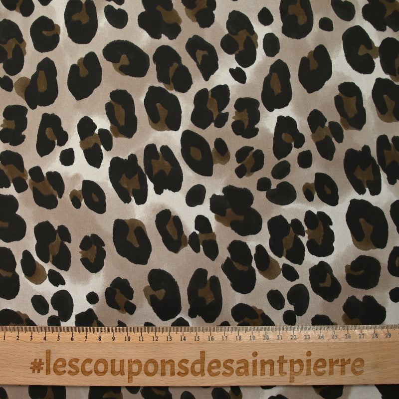 Satin de viscose imprimé léopard fond taupe et grège