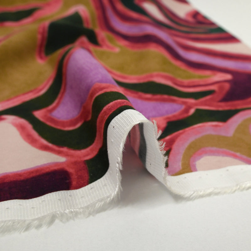 Satin de viscose imprimé l'art en cachemire fond rose poudré