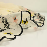 Mousseline de soie brodée festonnée écru au mètre